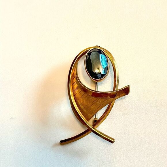 Vintage Brushed Gold Toned Brooch with Hematite Stone - Picture 2 of 5